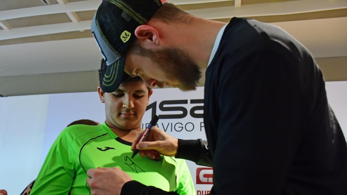 Gloves are off as de Gea gives valuable tips to kids 
