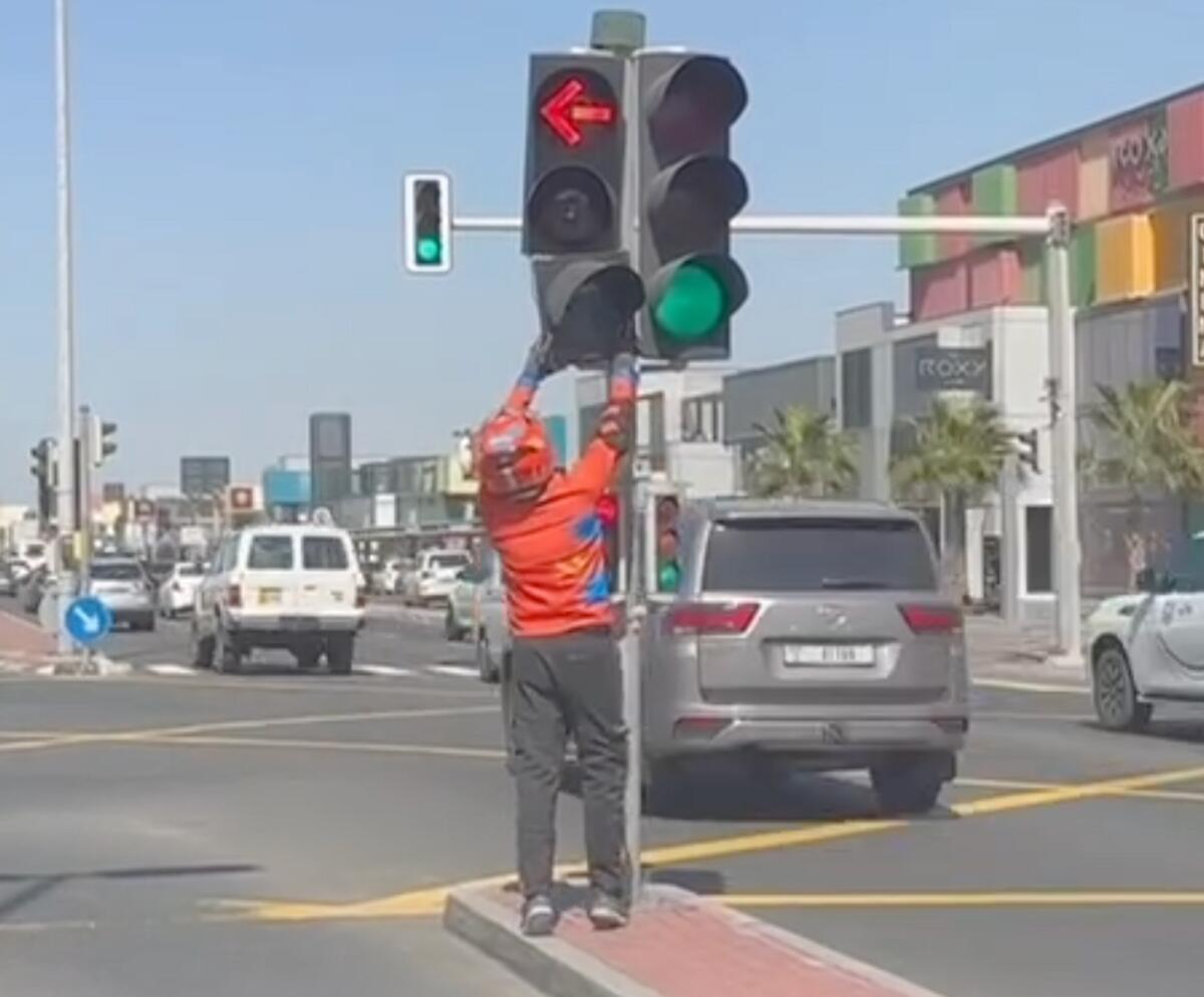 Zeeshan Ahmad was captured on camera trying to fix the traffic light