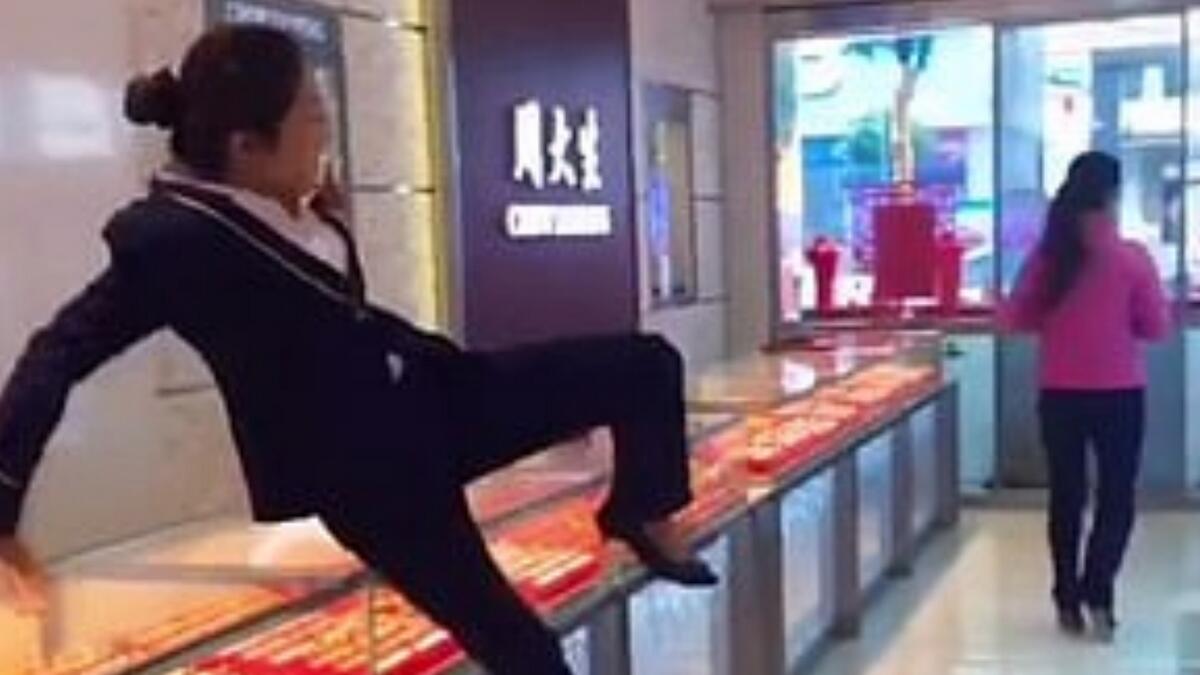 Video: Jewellery stealing prank goes viral in China
