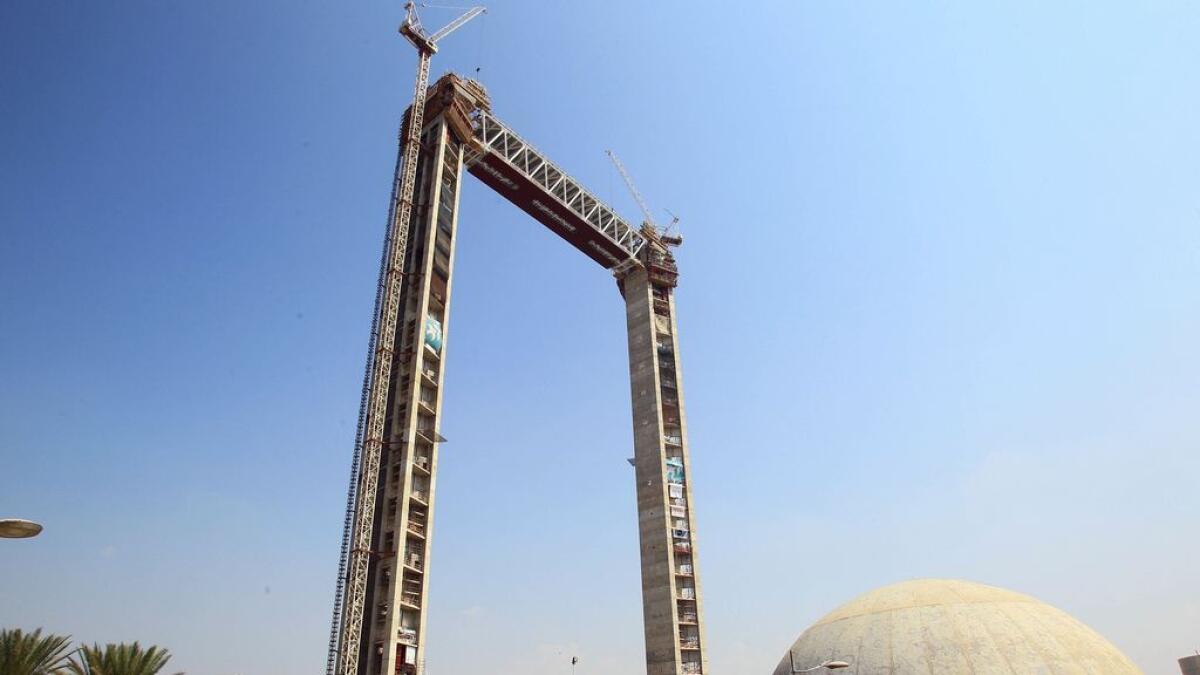  Dubai Frames vertical block is being installed during construction near Zabeel Park in Al Jafaliya, Dubai 