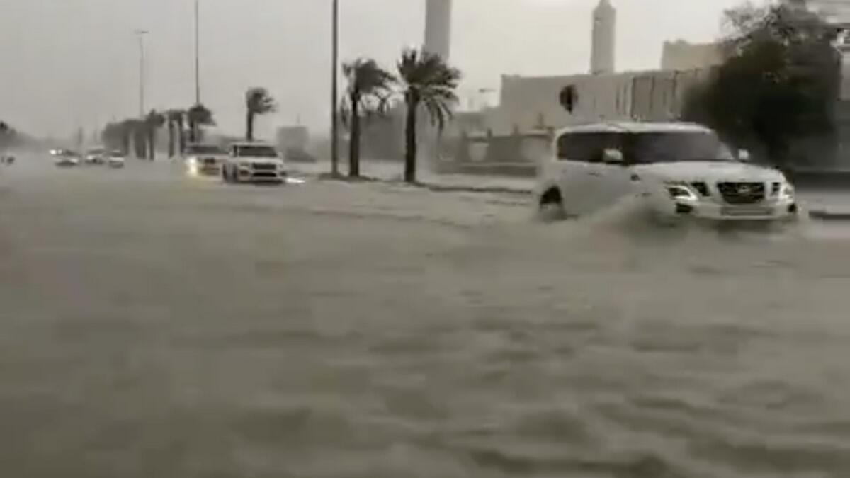 Video: Heavy rains, hail, flood lash Al Ain