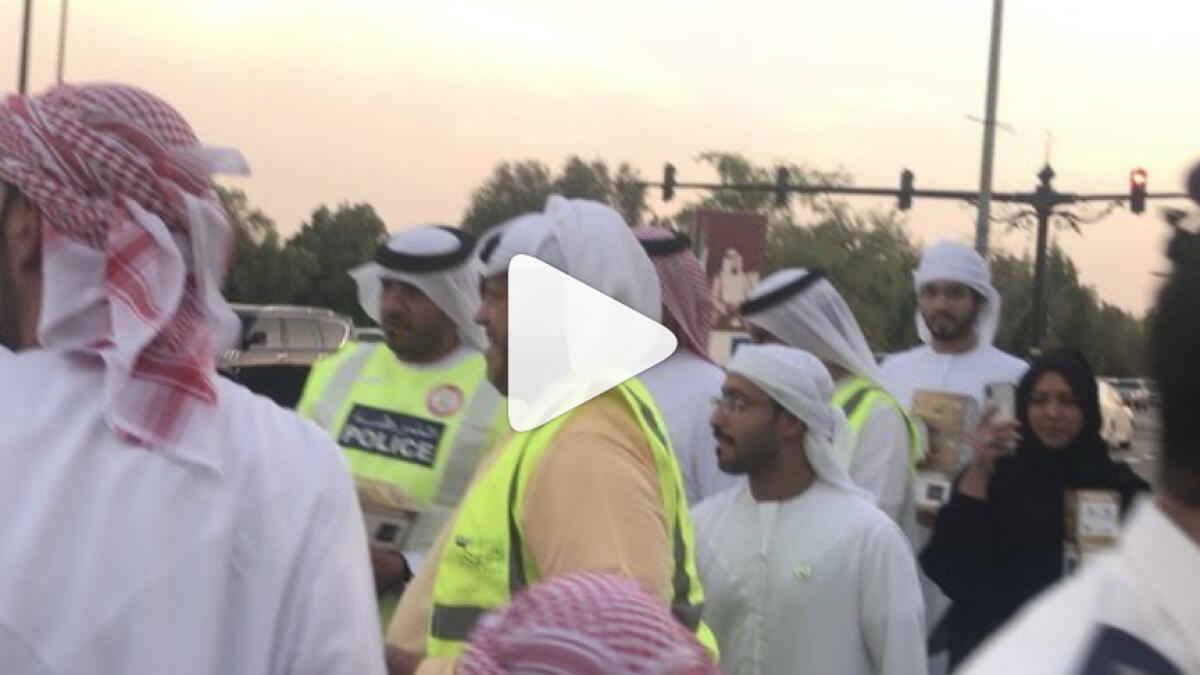 Video: UAE royal distributes Iftar on the road during Ramadan 
