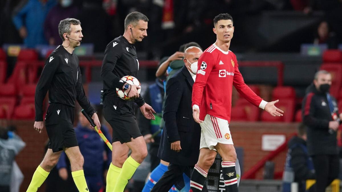Manchester United's Cristiano Ronaldo gestures as he talks to referee Slavic Vincic at the end of the first half of the Champions League round of 16 match against Atletico Madrid. (AP)