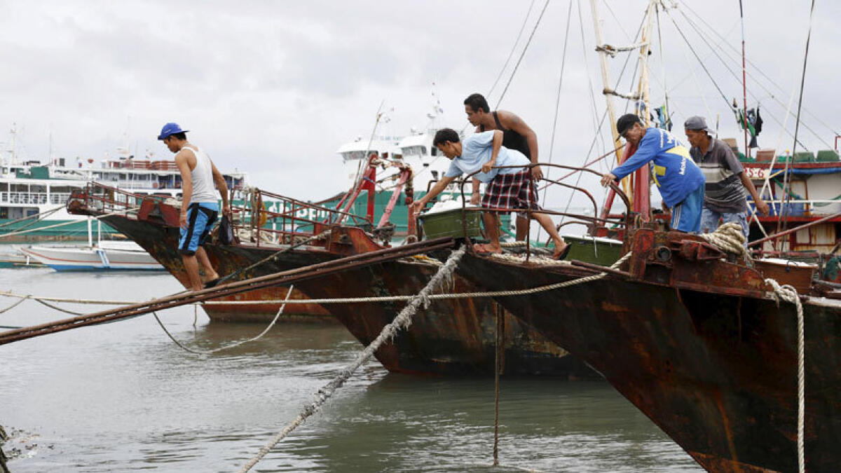 Fishermen unload their catch after their vessel was grounded due to Typhoon Melor in north Cebu island, central Philippines December 14, 2015. (Reuters photo)