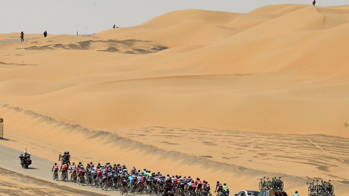 SP081015-NB- Start of race Abu Dhabi Tour at Qasr Al Sarab, Al Gharbia, westernmost region in the Emirate of Abu Dhabi - Abu Dhabi - K. Photo By Nezar Balout