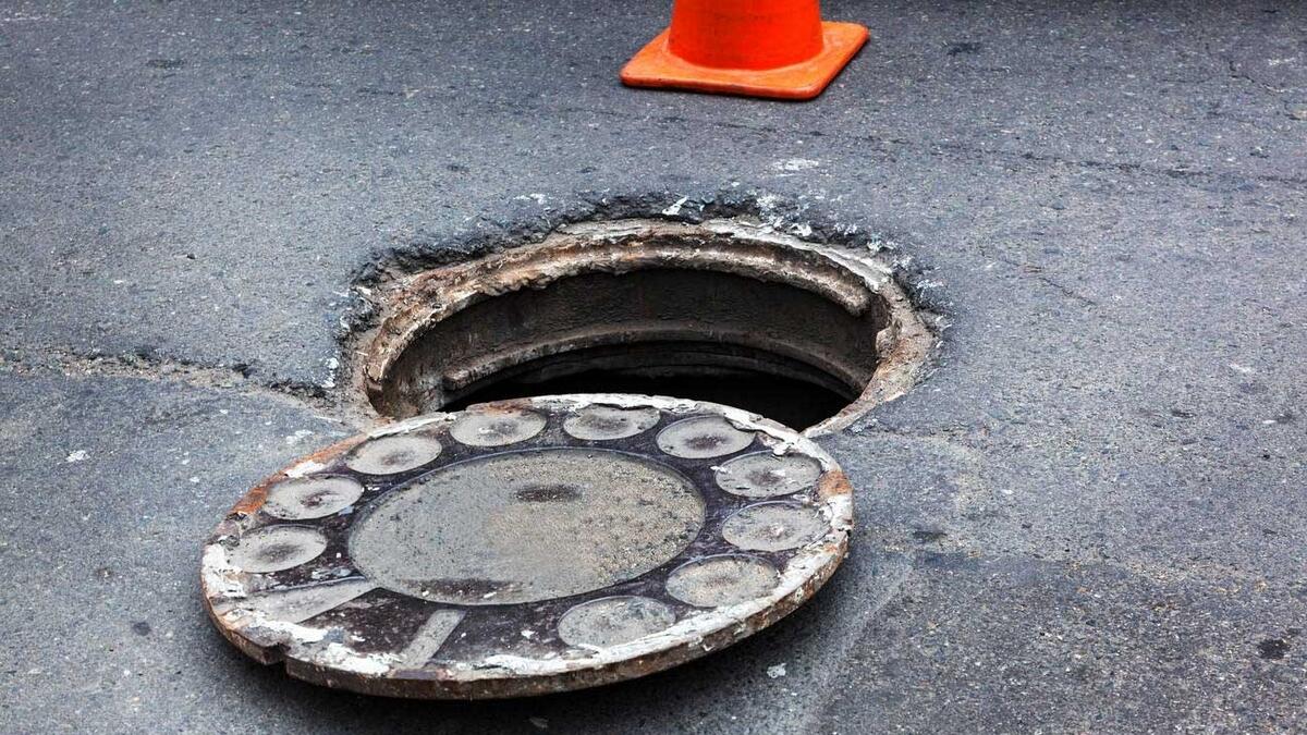 Man falls into manhole after running away from UAE police