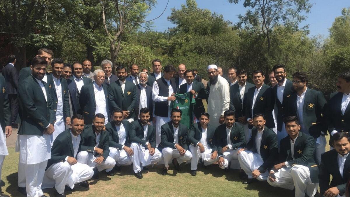 Pakistan PM Imran Khan shares past World Cup experiences with team