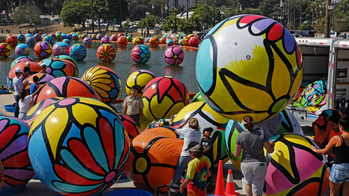  Some 3,000 speheres were handpainted by students across various school districts in Los Angeles for the art installation, which formally opened on August 22 when the lake was covered with handpainted vinyl balls. 