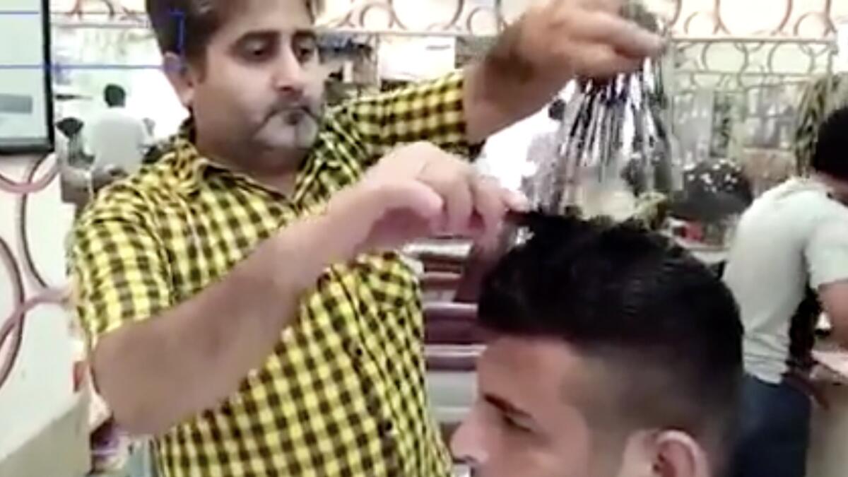 Video: Pakistani barber cuts hair with 15 scissors at the same time