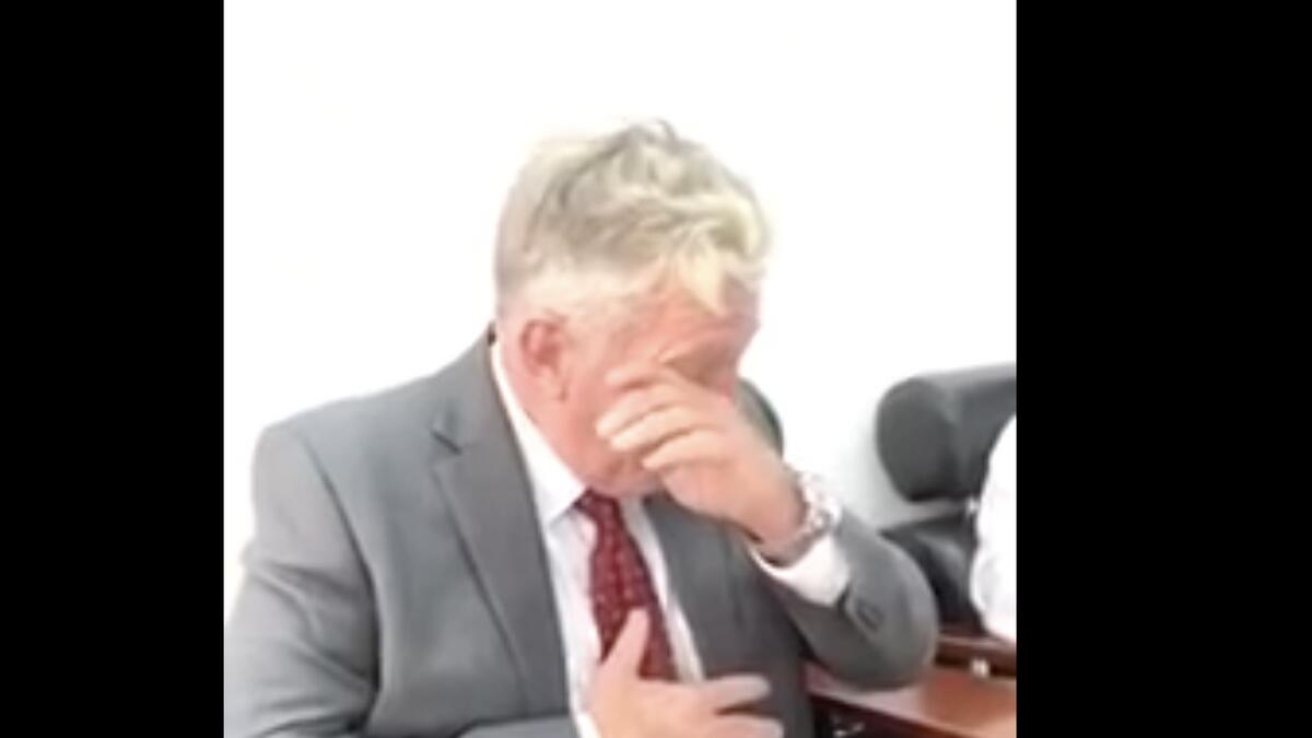 Video: US man gets emotional as he accepts Islam in Oman 