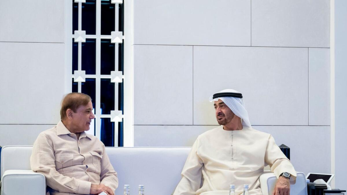 His Highness Sheikh Mohamed bin Zayed Al Nahyan, Crown Prince of Abu Dhabi and Deputy Supreme Commander of the UAE Armed Forces, exchanging views with Shahbaz Sharif, Prime Minister of Pakistan at Al Shati Palace in Abu Dhabi on Saturday evening. -- Wam