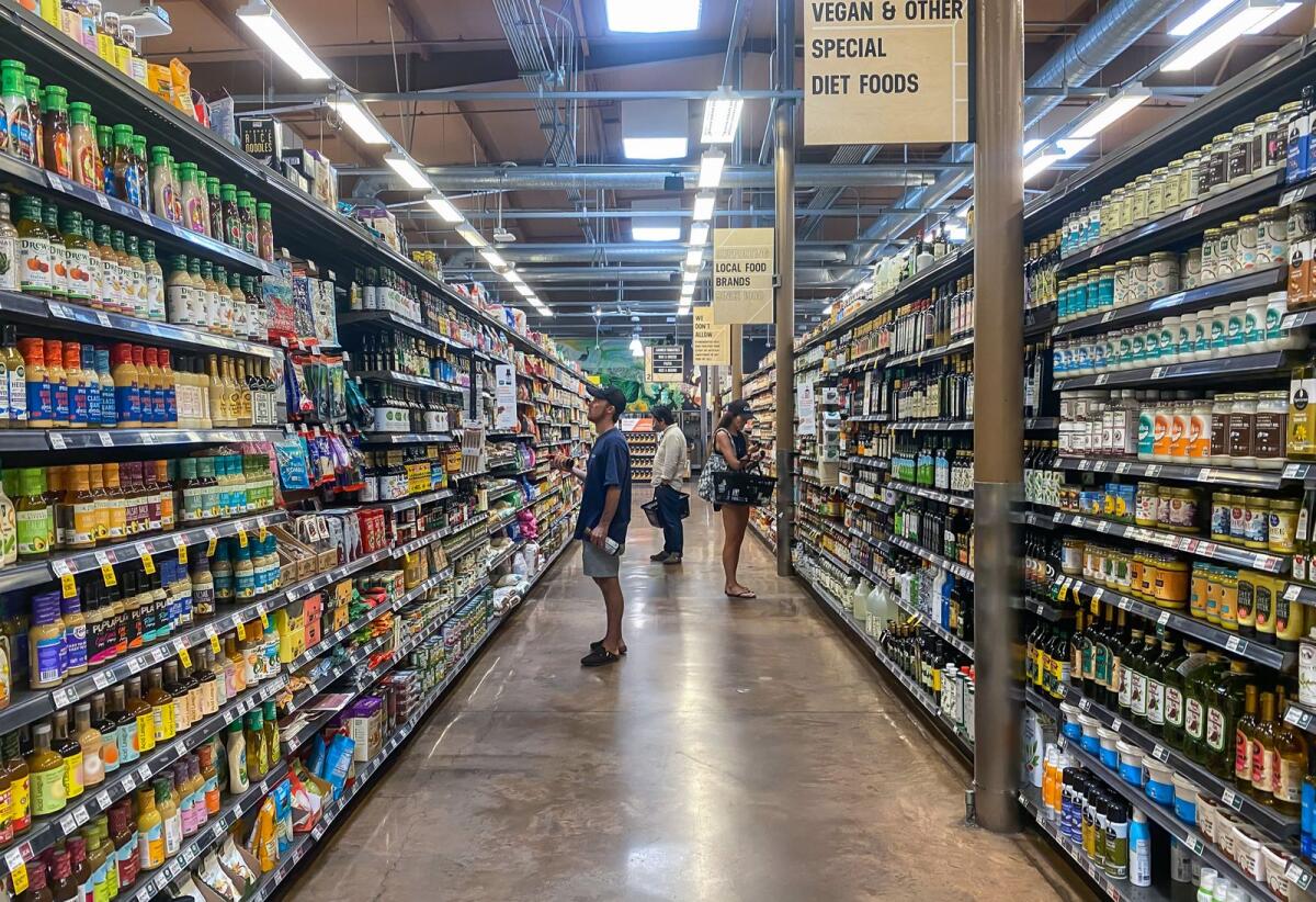 People shop at a supermarket in Santa Monica, California, on September 13, 2022. Photo: AFP