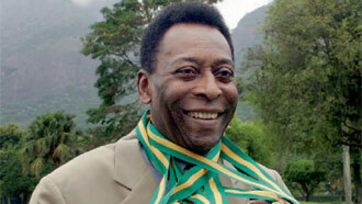 Pele in intensive care, but showing ‘improvement’