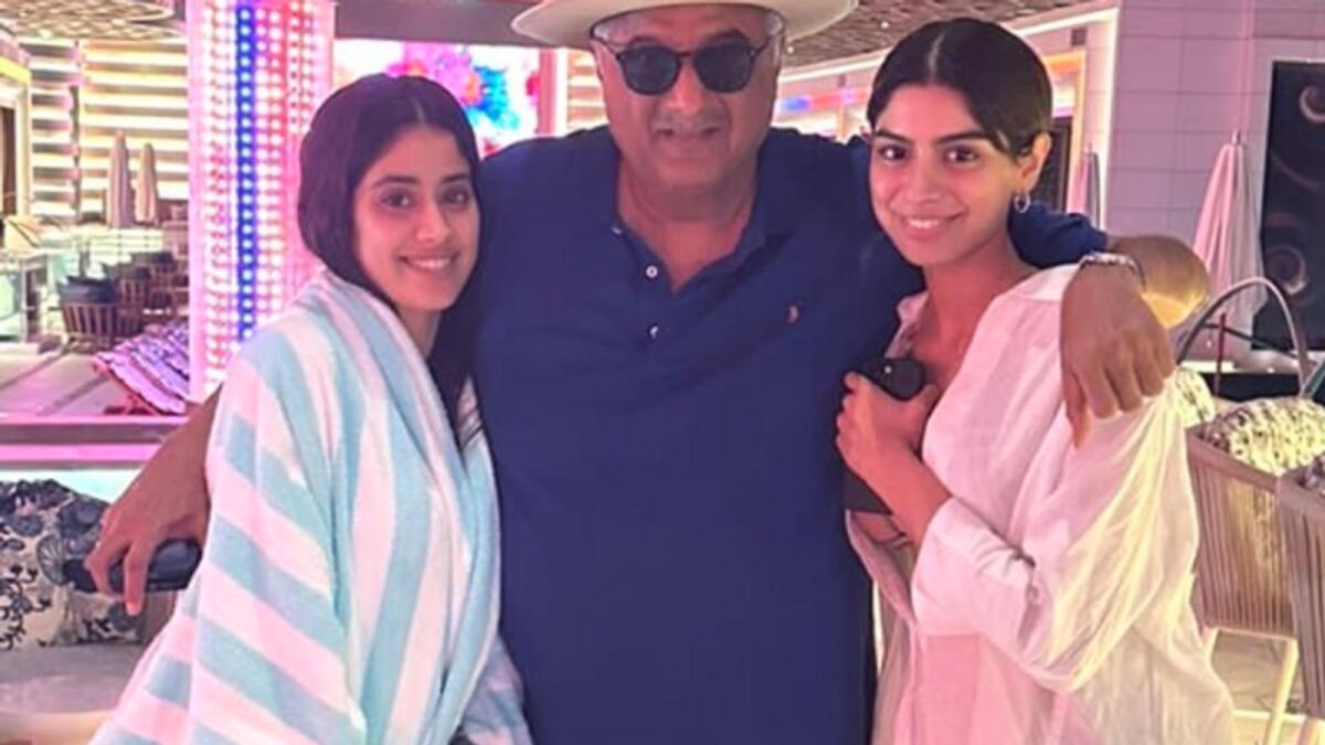 Dubai: Bollywood actor Janhvi Kapoor has fun in the pool with his sister Khushi and his father Boney Kapoor – News