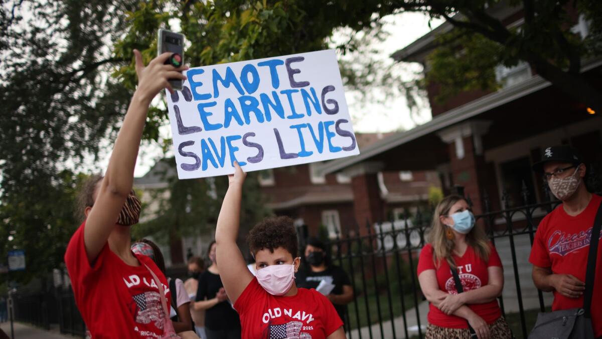 Chicago Public School teachers, parents and students protest in the neighborhood of Mayor Lori Lightfoot on September 13, 2021 in Chicago, Illinois. Photo: AFP