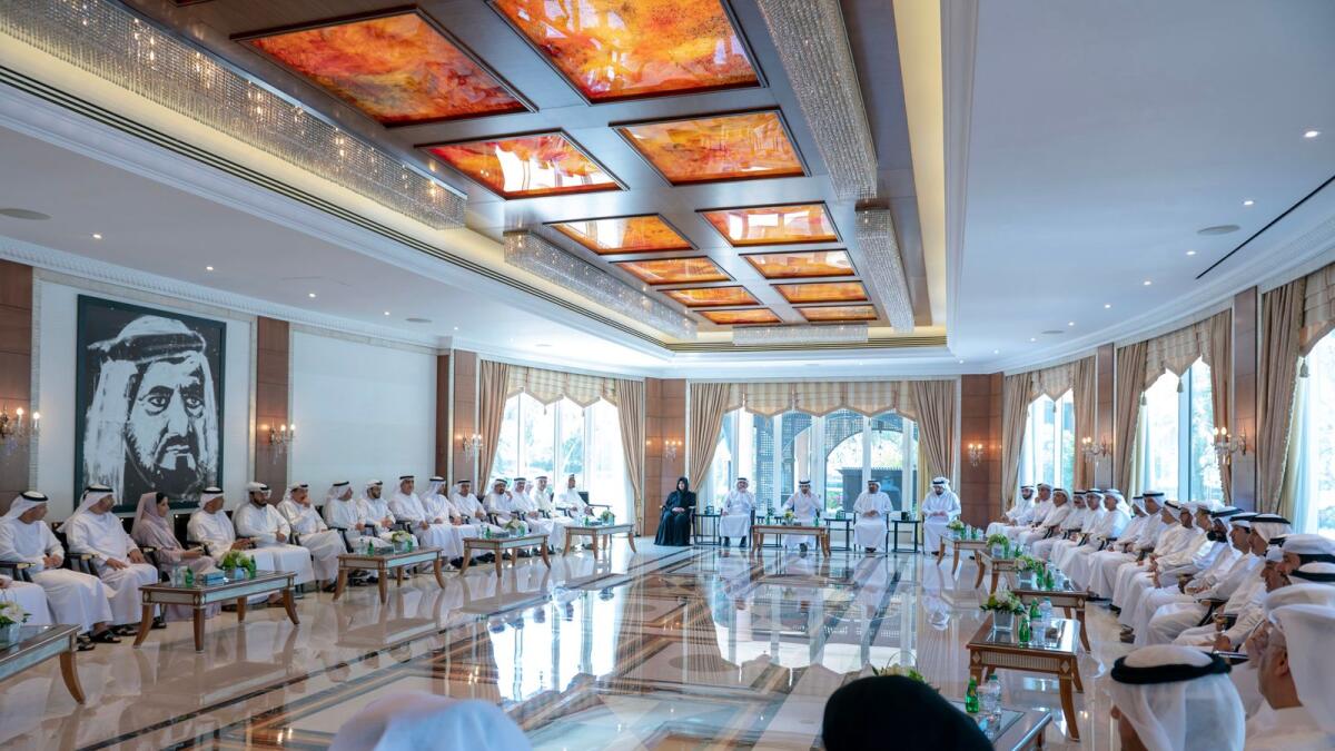 SHeikh Hamdan meets Dubai Government officials at his Majlis. — Wam