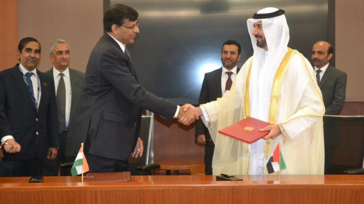 Raghuram Rajan and Mubarak Rashed Al Mansoori sign a deal to consider a currency swap agreement. 