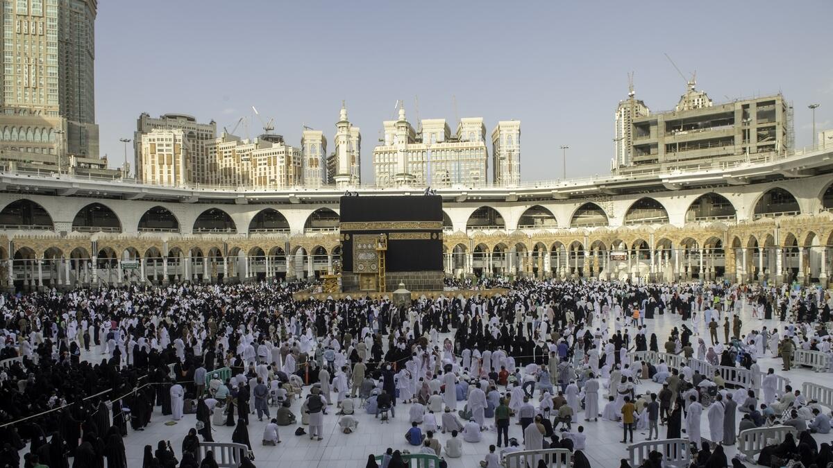 New Kiswa replaces old Kaaba covering on second day of Haj