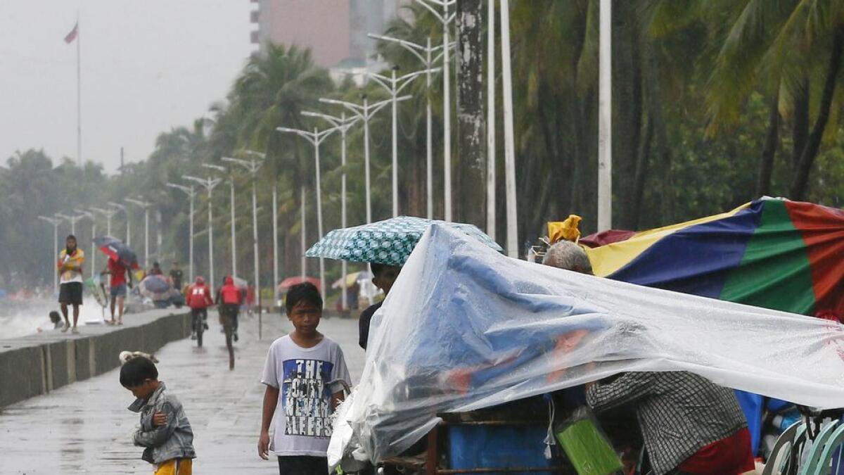 Typhoon leaves 2 dead, strands thousands in Philippines