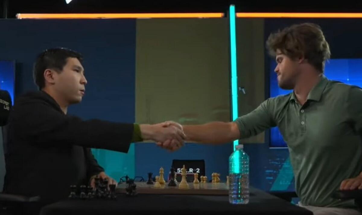 Magnus Carlsen congratulates Wesley So. — X