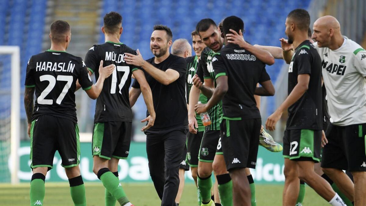 Sassuolo coach Roberto De Zerbi celebrates with his players after the match. - Reuters