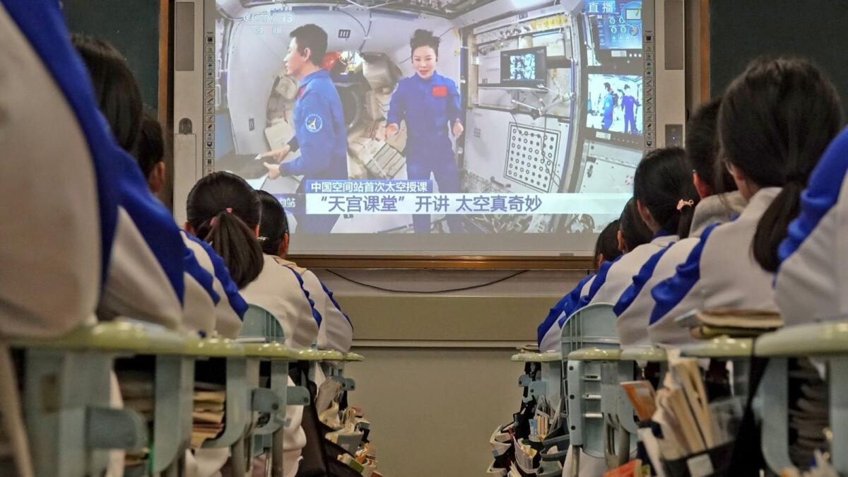 Students watch a live image of a lesson by Chinese astronauts from China's Tiangong space station, at a school  in Yantai in China's eastern Shandong province on December 9, 2021. (Photo: AFP)