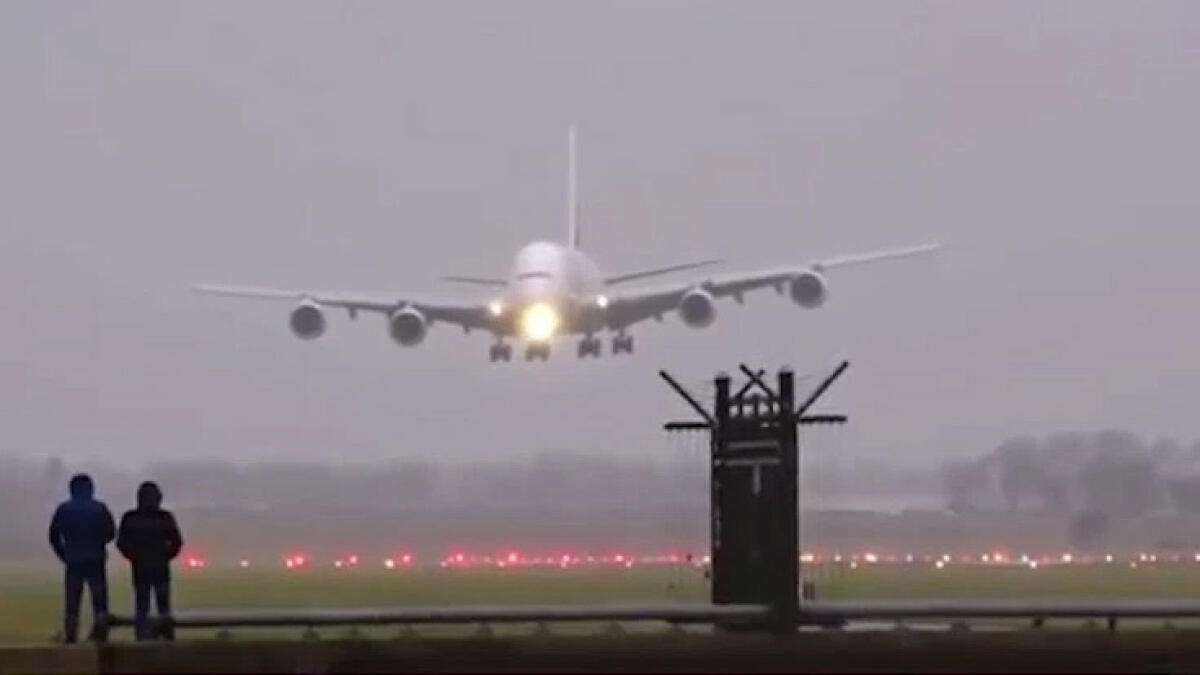 WATCH: Emirates planes dramatic landing