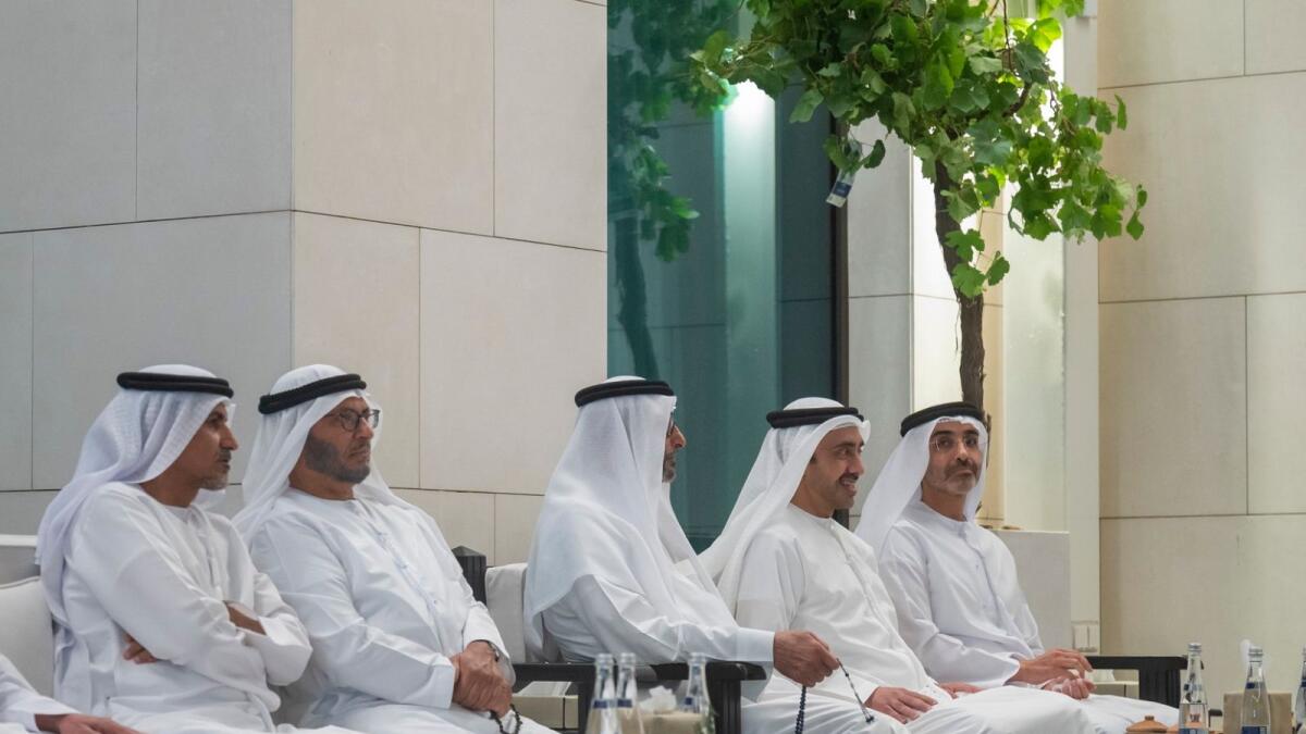 Ali Mohamed Hammad Al Shamsi, Deputy Secretary-General of the UAE Supreme National Security Council; Dr Anwar bin Mohammed Gargash, Diplomatic Advisor to the UAE President; Mohamed Ahmad Al Bowardi, UAE Minister of State for Defence Affairs; Sheikh Abdullah bin Zayed Al Nahyan, UAE Minister of Foreign Affairs and International Cooperation; and Sheikh Diab bin Zayed Al Nahyan, attending a meeting with Shahbaz Sharif, Prime Minister of Pakistan (not shown), at Al Shati Palace in Abu Dhabi on Saturday evening. -- Wam