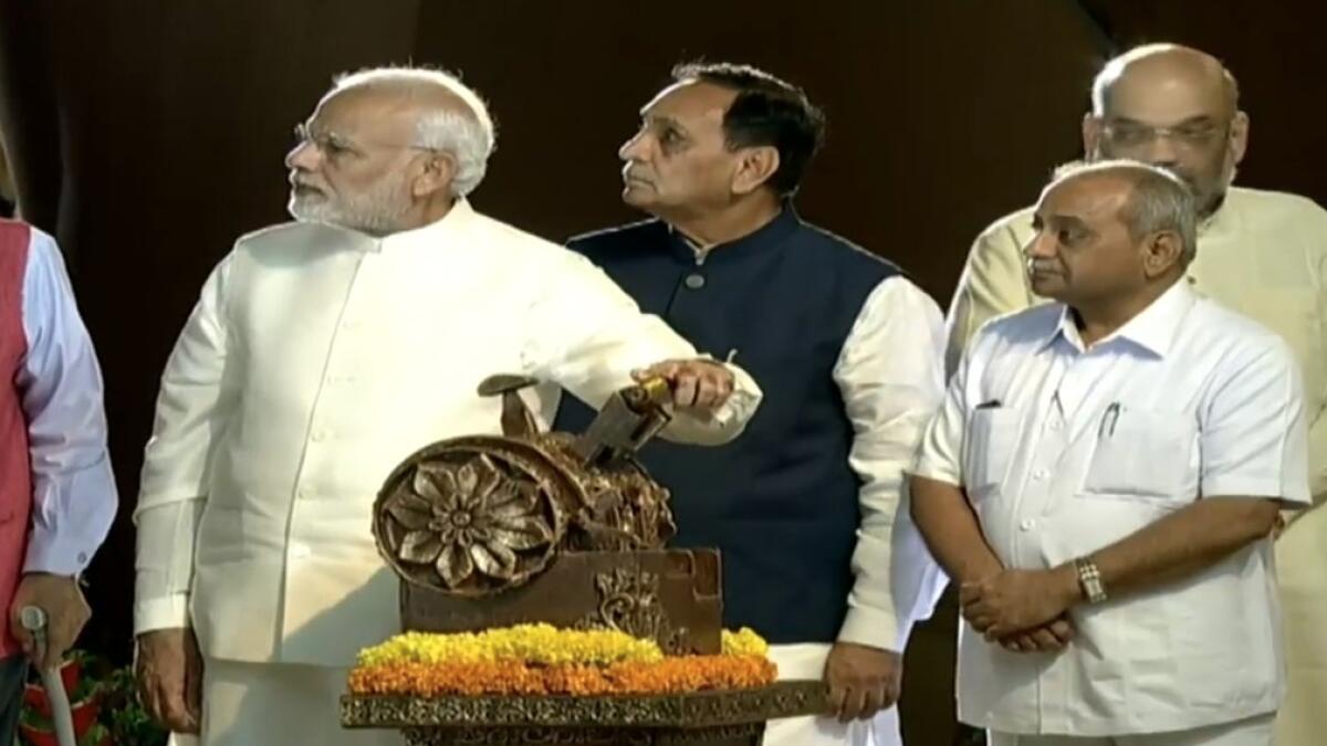 PM Narendra Modi unveils the statue.