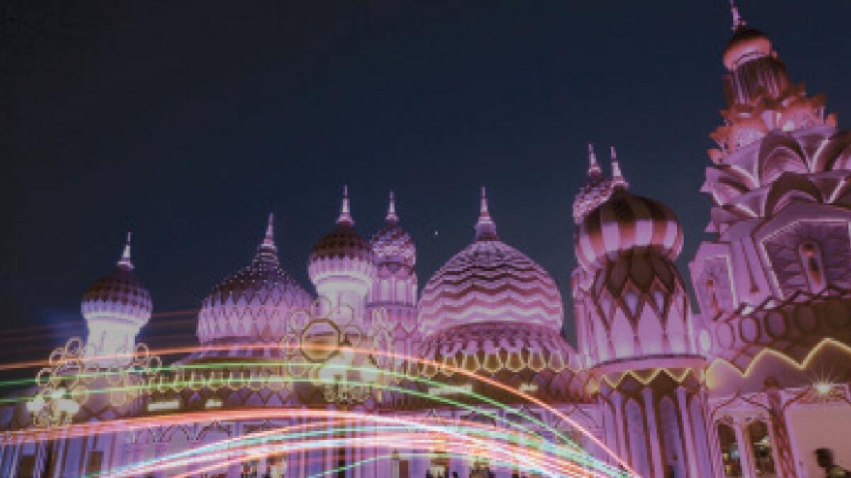 Light Painting Photography: Enjoy a perfect mix of tradition and technology with an interactive photography show that brings unique arabesque designs to life. With impressive projections of calligraphy and light techniques, mark a special National Day at Global Village today.