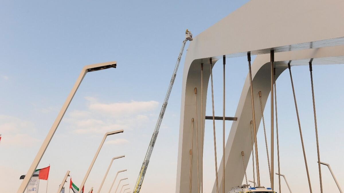 Man tries to commit suicide by jumping off Sheikh Zayed bridge 
