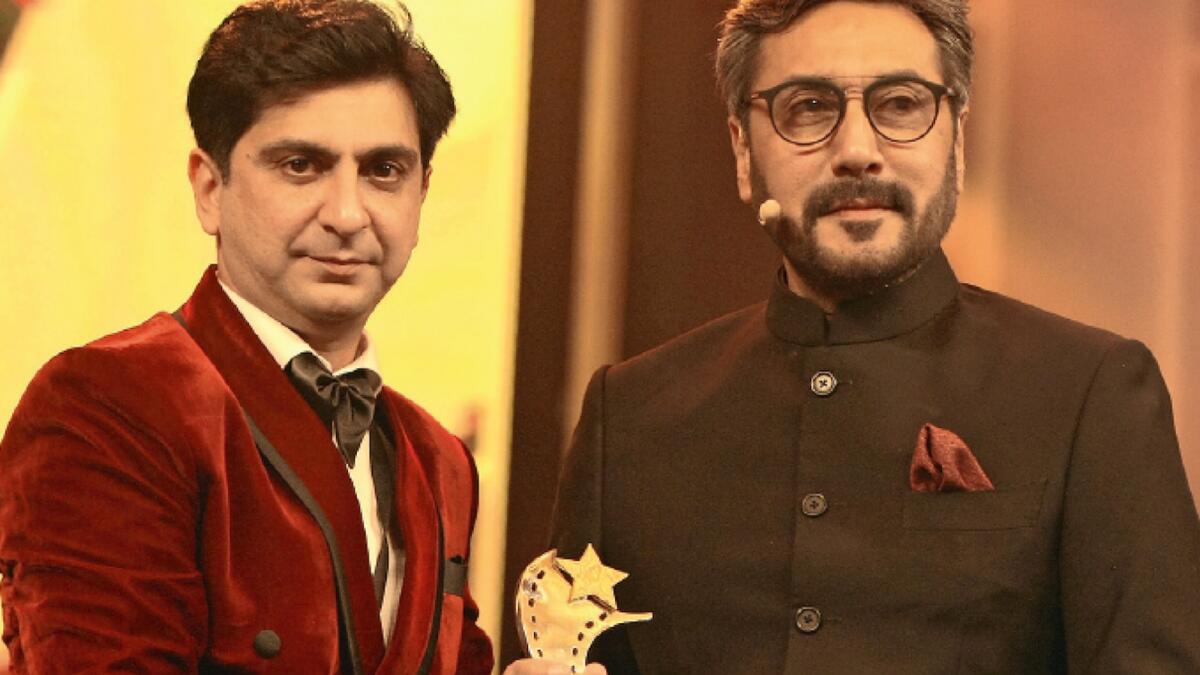 Faisal Khan gives the Best Actor (Critics) Award to Adnan Siddiqui for his role in the popular TV drama Mere Paas Tum Ho at the first PISA held in February 2020.