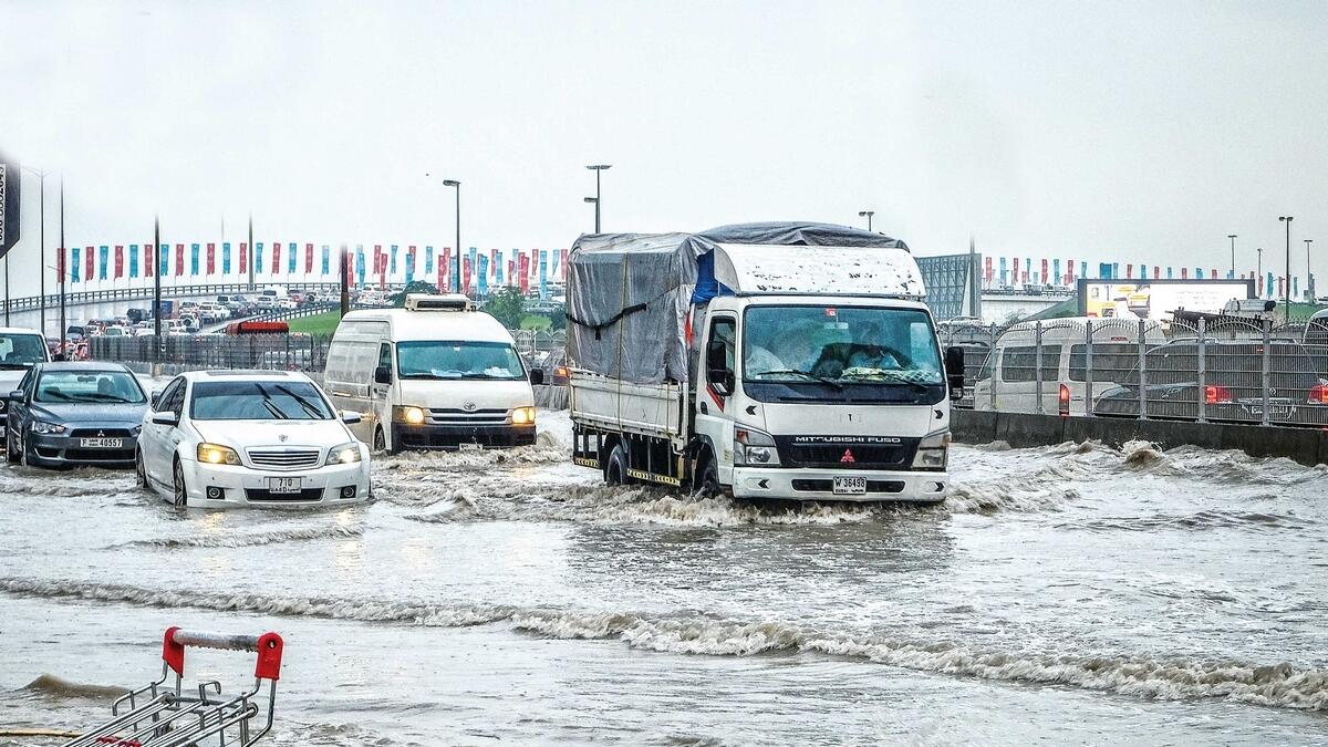 Rain, affected, life, UAE, December 11, to heavy rain, Sharjah, Dubai, motorists
