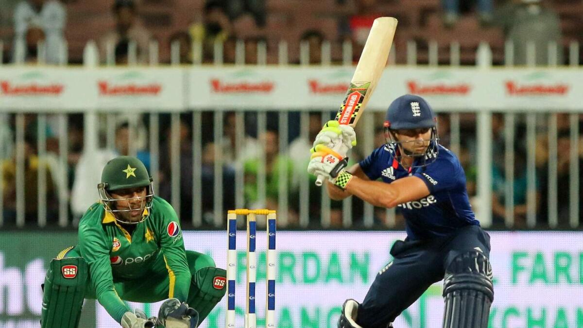 England down Pakistan in low-scoring thriller