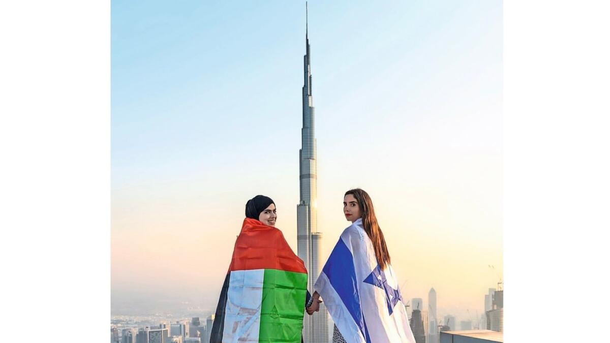 Emirati Norah Alawadhi and her Israeli friend Ronny Gonen face Dubai’s iconic Burj Khalifa, draped in their countries’ flags to celebrate the Abraham Accords. — Photo: Abdullah Sameh Houssny/@dubai.uae.dxb