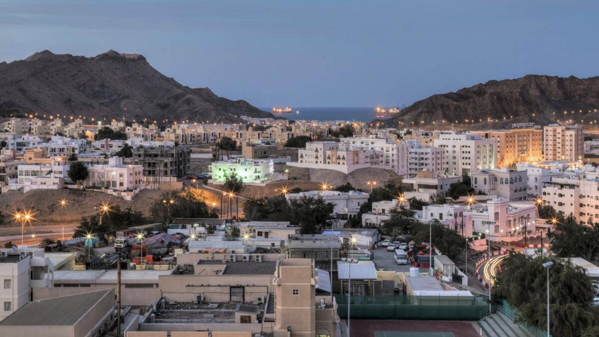 Oman, lifts, internal, travel restrictions, reduces, curfew 