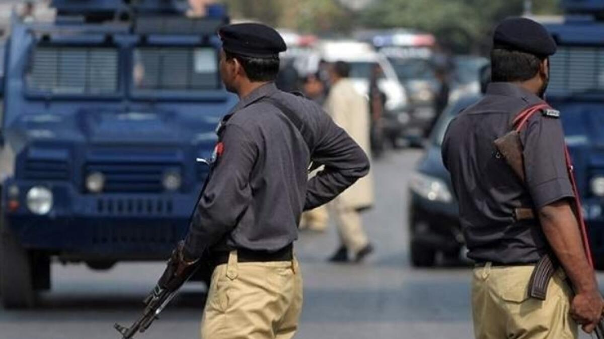 Taleban storm town police station in Pakistan, kill officer