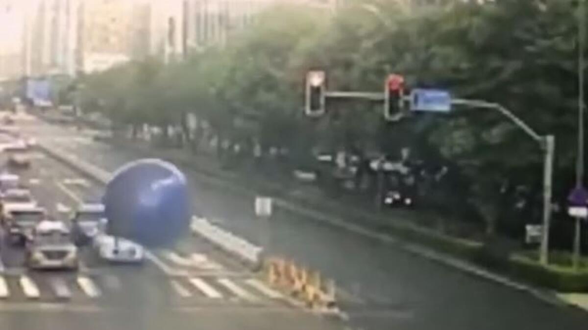Video: Giant balloon delays drivers on the road
