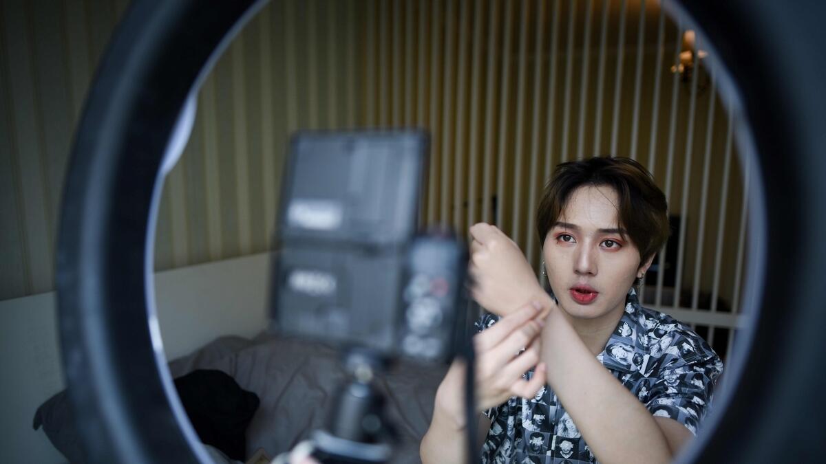 Man up with make-up: Chinas new online cosmetics stars are males