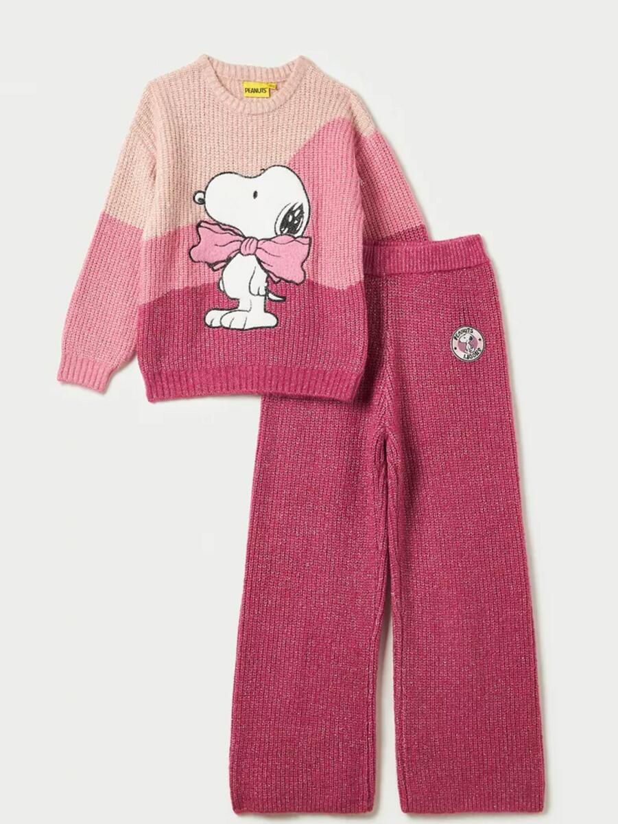 Co-ords are all the rage in summers, so why should your little ones not flaunt them in winters. This Snoopy Dog Applique Sweater and Pants Set, priced at Dh89, is winter chic at its best