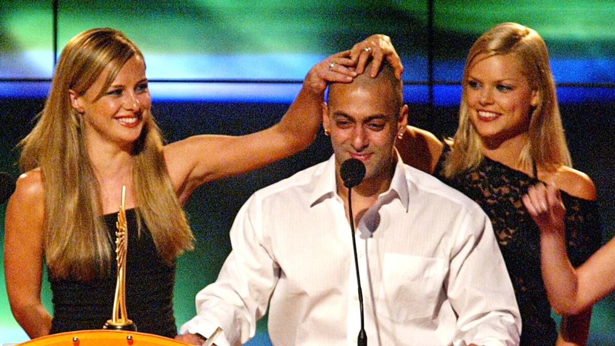 Indian actor Salman Khan (C) is teased by members of the Australian pop group Bardot Belinda Chapple (L) and Sophie Monk at the International Indian Film Academy (IIFA) awards ceremony in Genting Highlands, Malaysia 06 April 2002. Bollywood stars from India gathered at the resort highlands, 6000 feet above sea level, to attend the 3rd IIFA awards ceremony.   AFP PHOTO/Jimin LAI / AFP PHOTO / JIMIN LAI