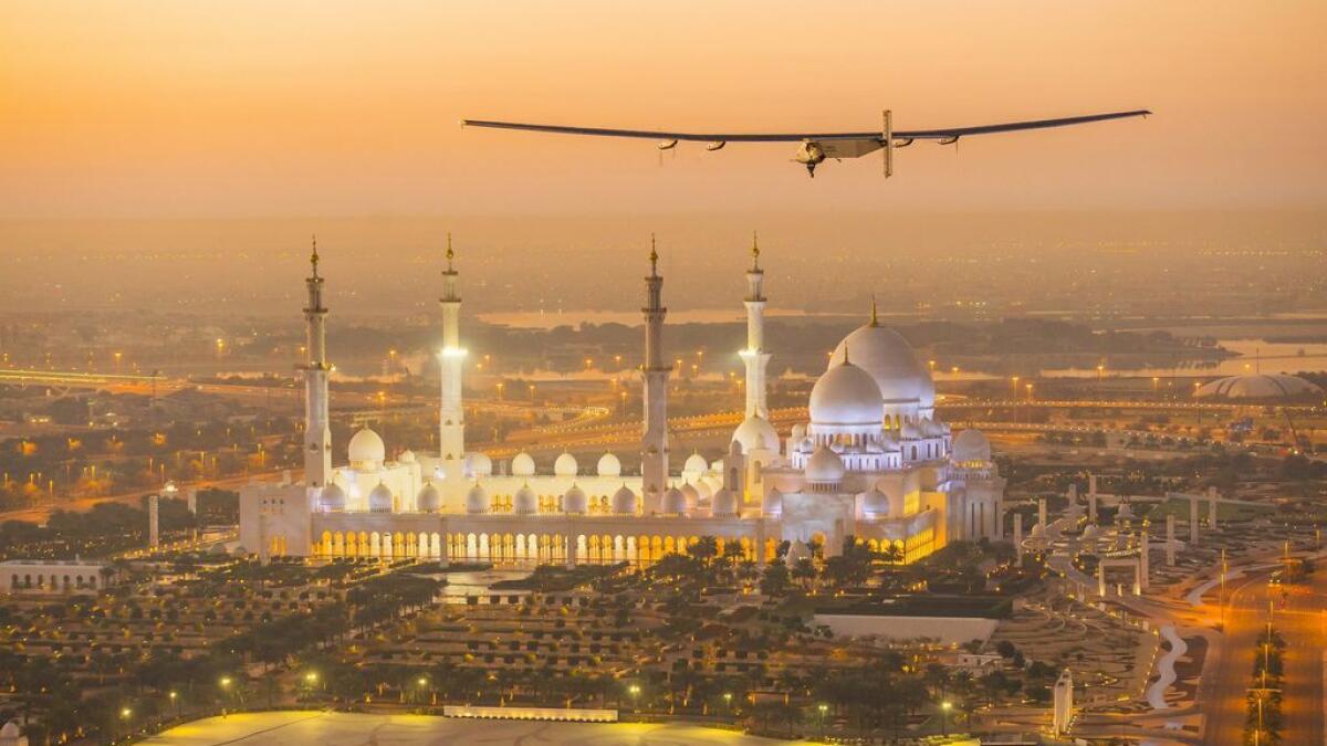Solar Impulse 2 goes around the world in 139 days without fuel