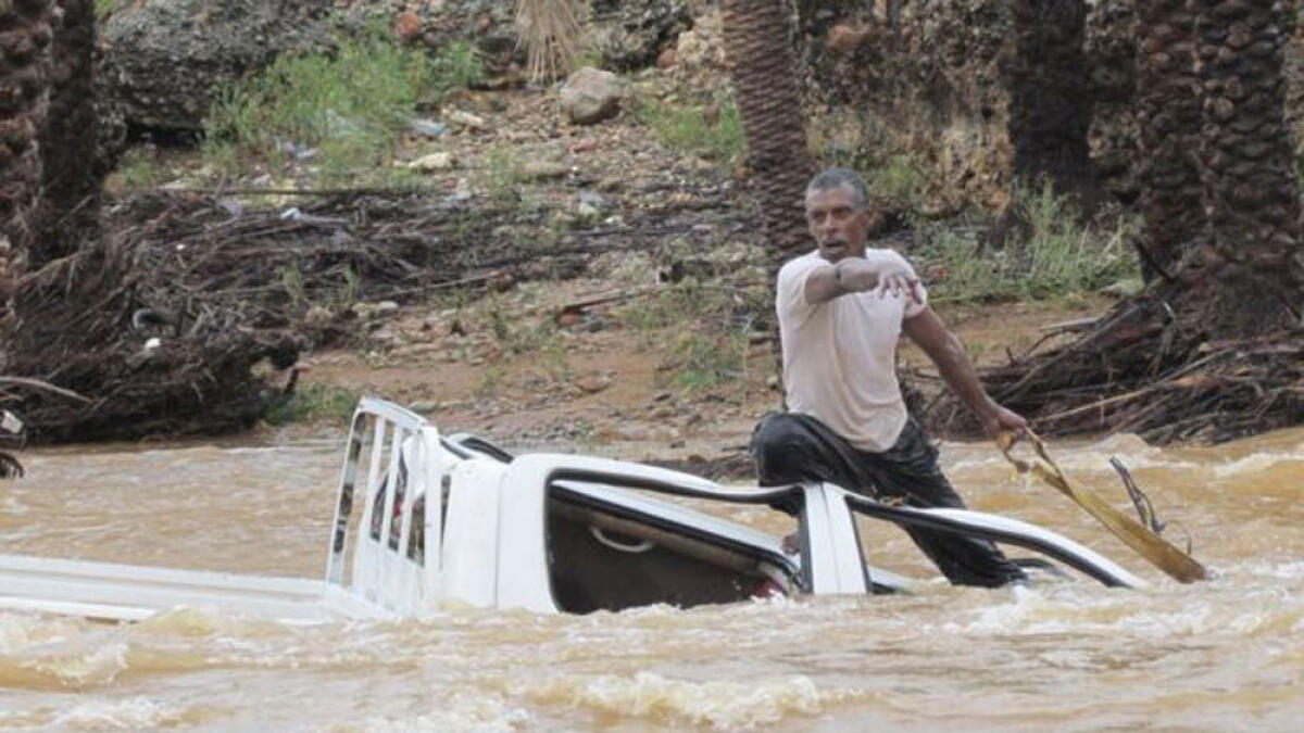 Panic as Yemens Socotra hit by new cyclone