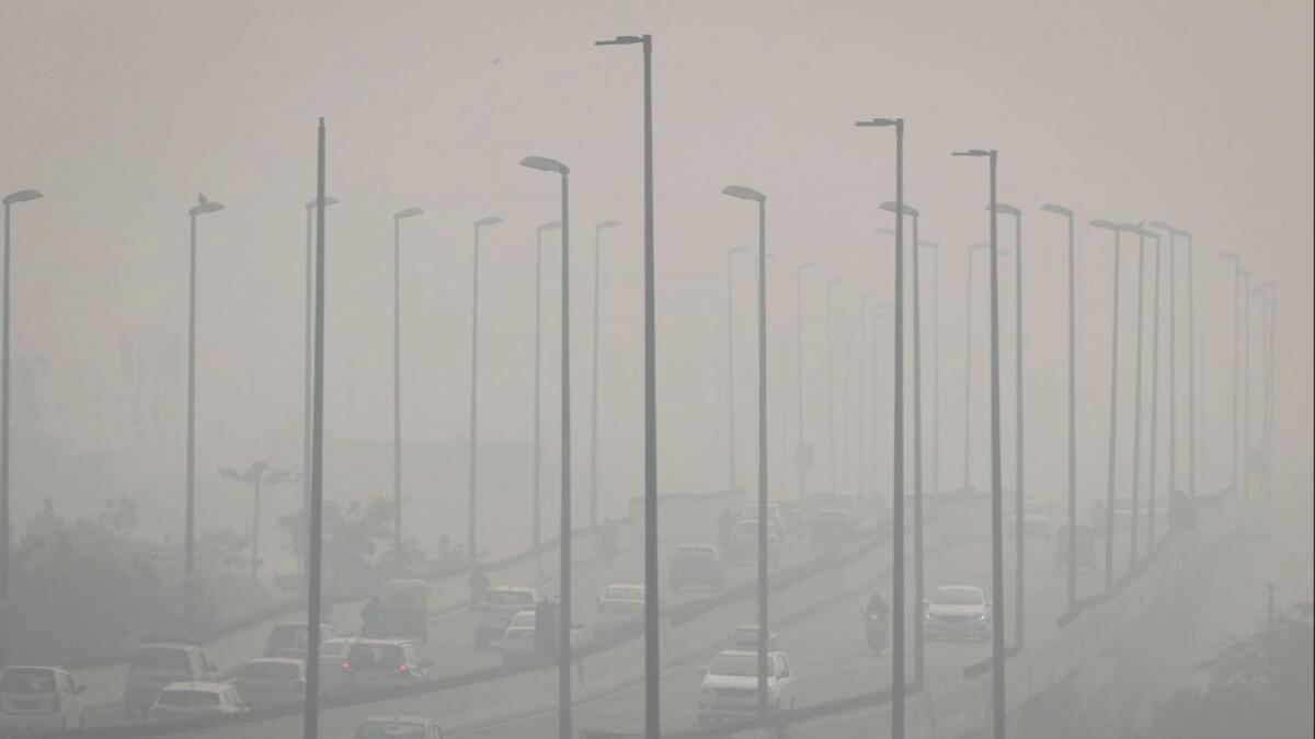 Traffic moves on a flyover on a smoggy morning in New Delhi, India, November 4, 2021. Photo: Reuters