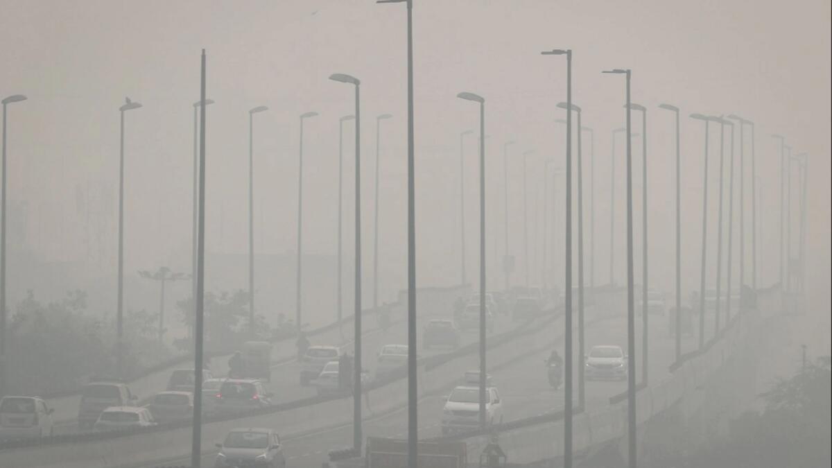 Traffic moves on a flyover on a smoggy morning in New Delhi, India, November 4, 2021. Photo: Reuters