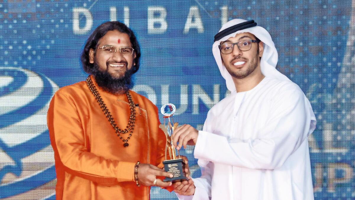 Padmashree Sadhguru Brahmeshanandji Receiving ‘World Peace Icon’ Award from Sheikh Obaid Suhail al Maktoum