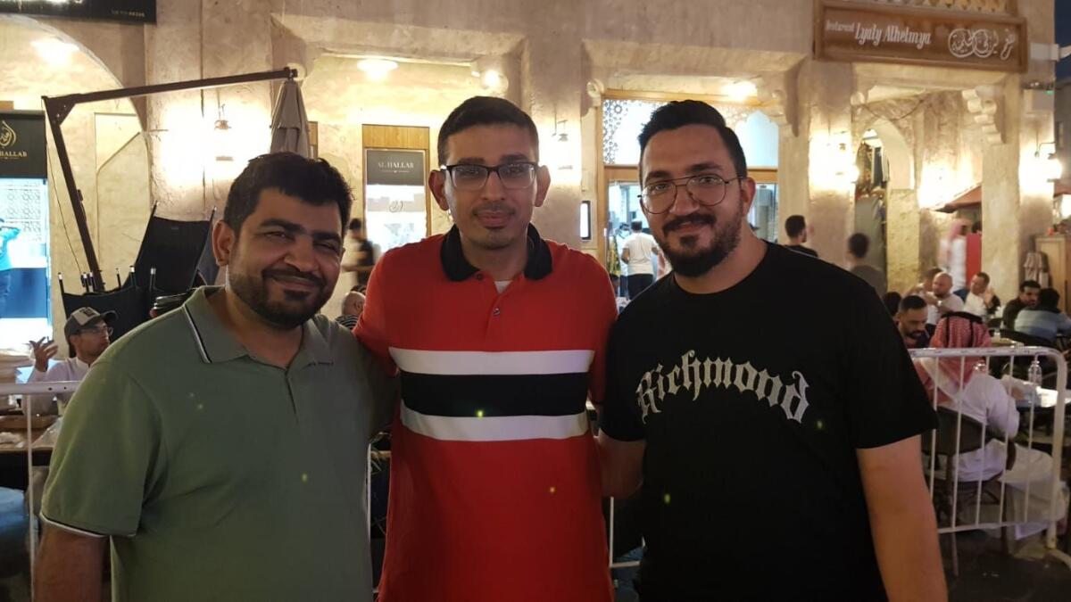 ثلاثة أصدقاء من فلسطين وتونس والمملكة العربية السعودية في سوق واقف بالدوحة.  الصورة: ريتوراج بورجاكوتي