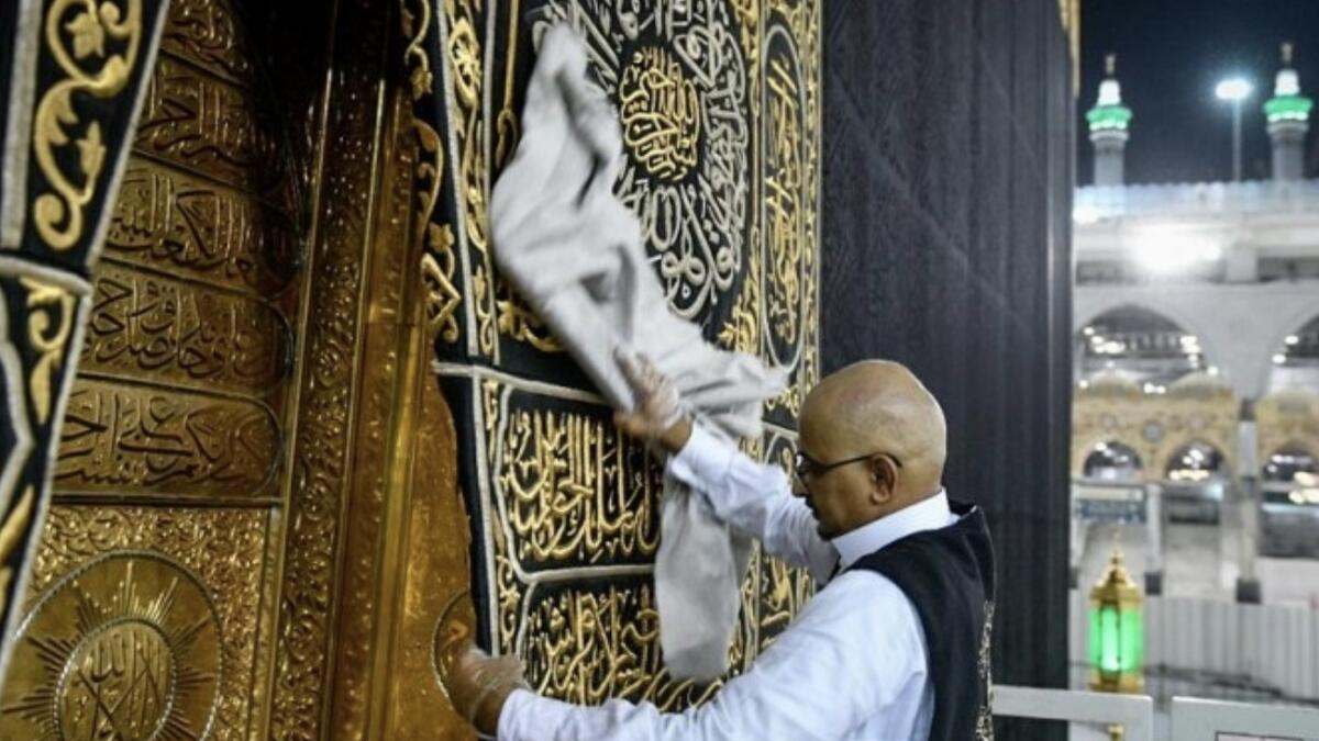 According to the Saudi Press Agency (SPA), the Presidency, represented by the King Abdulaziz Complex for the Holy Kaaba Kiswa (Cover), undertook the cleaning work through a specialized technical team before the beginning of the fasting month of Ramadan.