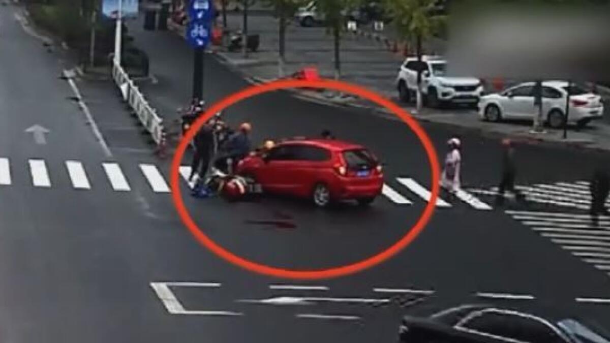 Video, Car, runs, over girl, passers-by, lift, vehicle, rescue, surveillance, heartwarming