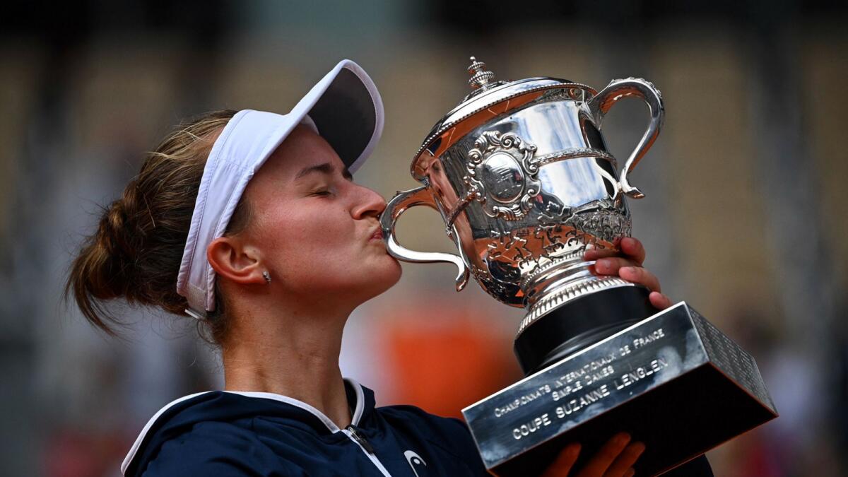Barbora Krejcikova kisses the trophy after her triumph. (US Open Twitter)